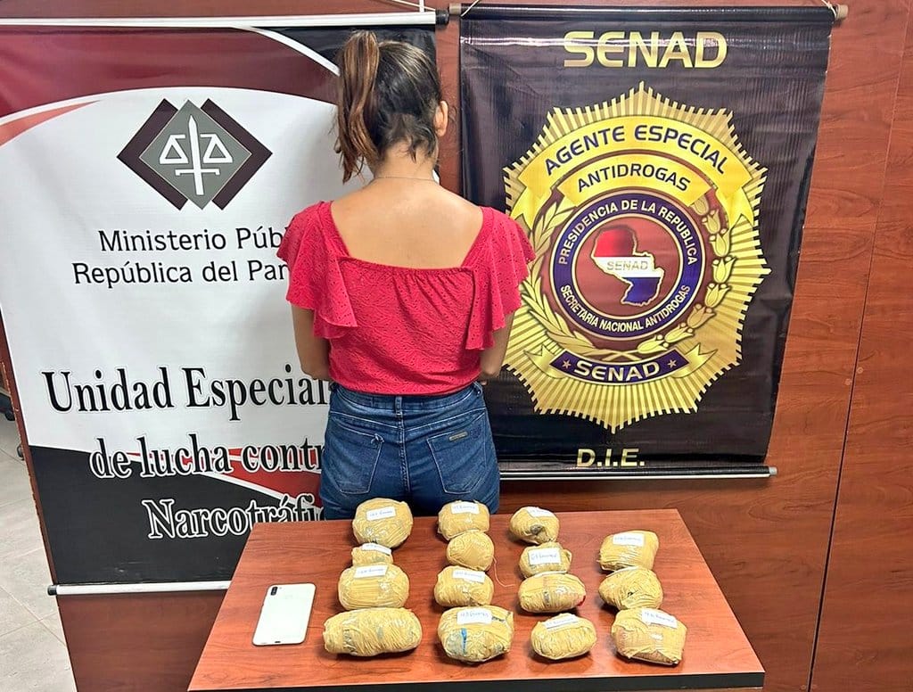 Pasajera de bus cae con 15 paquetes de marihuana tipo “skunk” en Cerro Corá Pasajera de bus cae con 15 paquetes de marihuana tipo “skunk” en Cerro Corá
