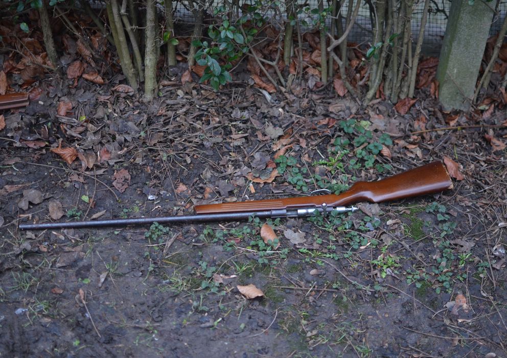 Padre hirió de un disparo a su pequeño hijo mientras manipulaba un rifle Padre hirió de un disparo a su pequeño hijo mientras manipulaba un rifle