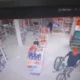Disfrazado de Spider-Man asalta farmacia de PJC y roba una bicicleta