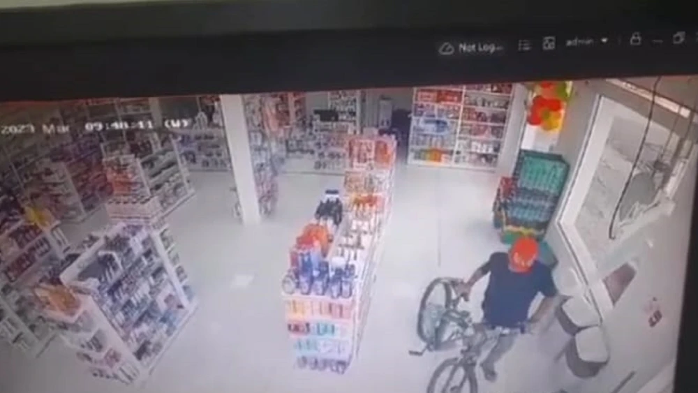 Disfrazado de Spider-Man asalta farmacia de PJC y roba una bicicleta Disfrazado de Spider-Man asalta farmacia de PJC y roba una bicicleta