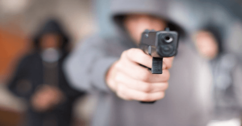 Joven fue herido de un balazo durante un asalto en el barrio Defensores del Chaco Joven fue herido de un balazo durante un asalto en el barrio Defensores del Chaco
