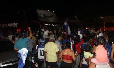 Con multitudinaria caravana recibieron a comitiva del 2 de Mayo ascendido a primera división