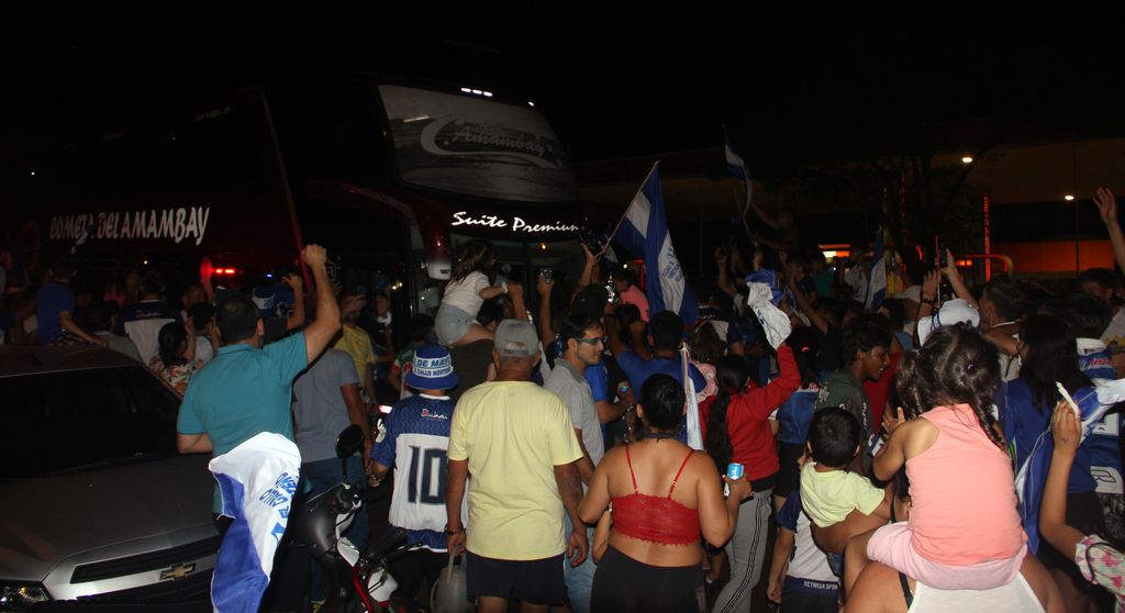 Con multitudinaria caravana recibieron a comitiva del 2 de Mayo ascendido a primera división Con multitudinaria caravana recibieron a comitiva del 2 de Mayo ascendido a primera división