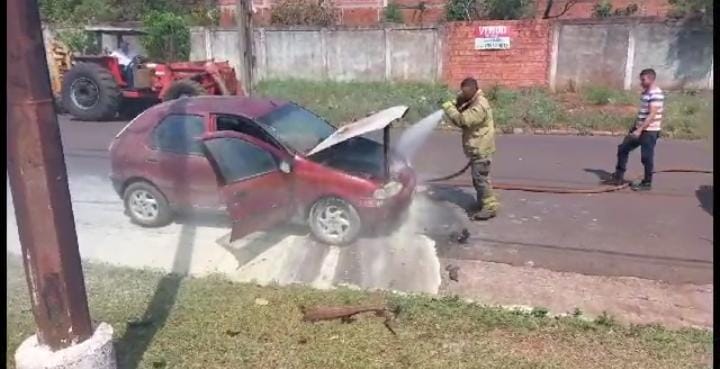 Automóvil ardió en llamas en el barrio General Díaz Automóvil ardió en llamas en el barrio General Díaz