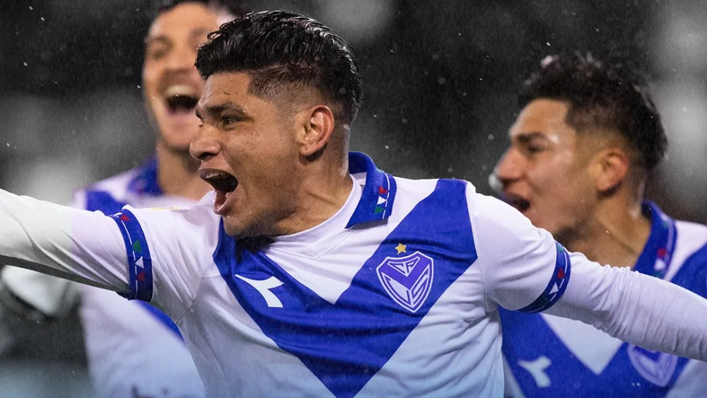 Claudio Aquino anota su primer gol con Vélez