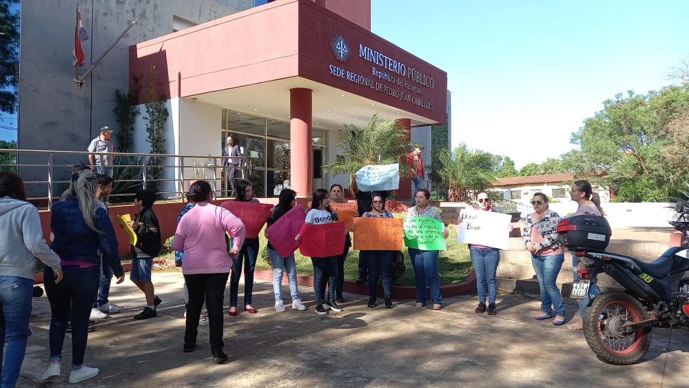 Familiares de joven desaparecido protestan frente a la Fiscalía en PJC Familiares de joven desaparecido protestan frente a la Fiscalía en PJC