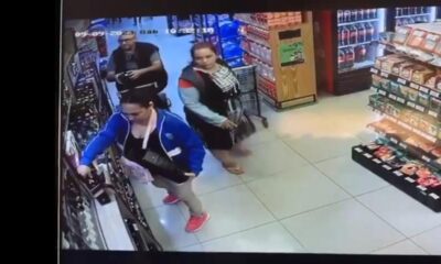 Tres personas se apoderan de bebidas alcohólicas de alto valor de un supermercado