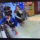 Tres personas se apoderan de bebidas alcohólicas de alto valor de un supermercado