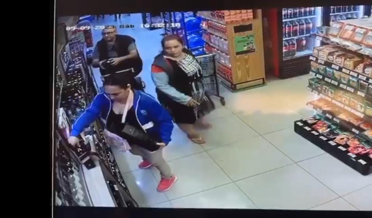 Tres personas se apoderan de bebidas alcohólicas de alto valor de un supermercado Tres personas se apoderan de bebidas alcohólicas de alto valor de un supermercado