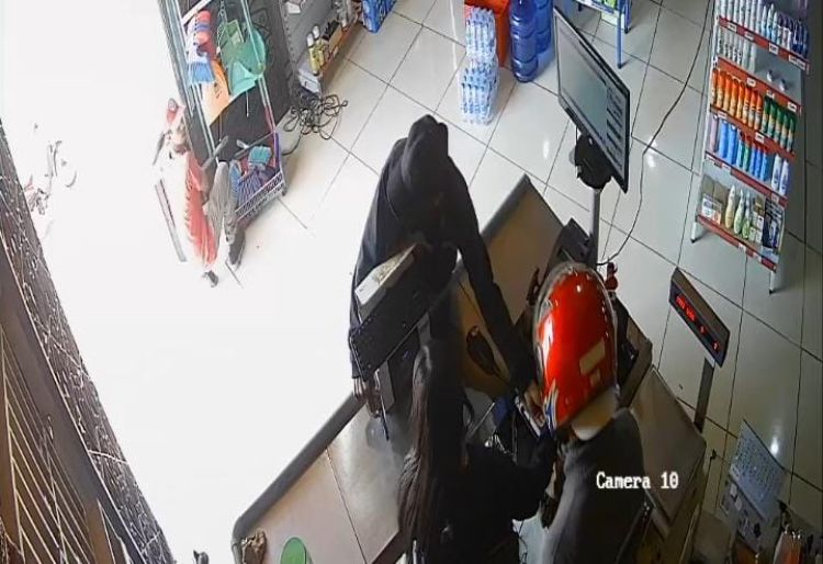 Asaltantes invaden un local comercial en PJC y se llevan dinero en efectivo Asaltantes invaden un local comercial en PJC y se llevan dinero en efectivo