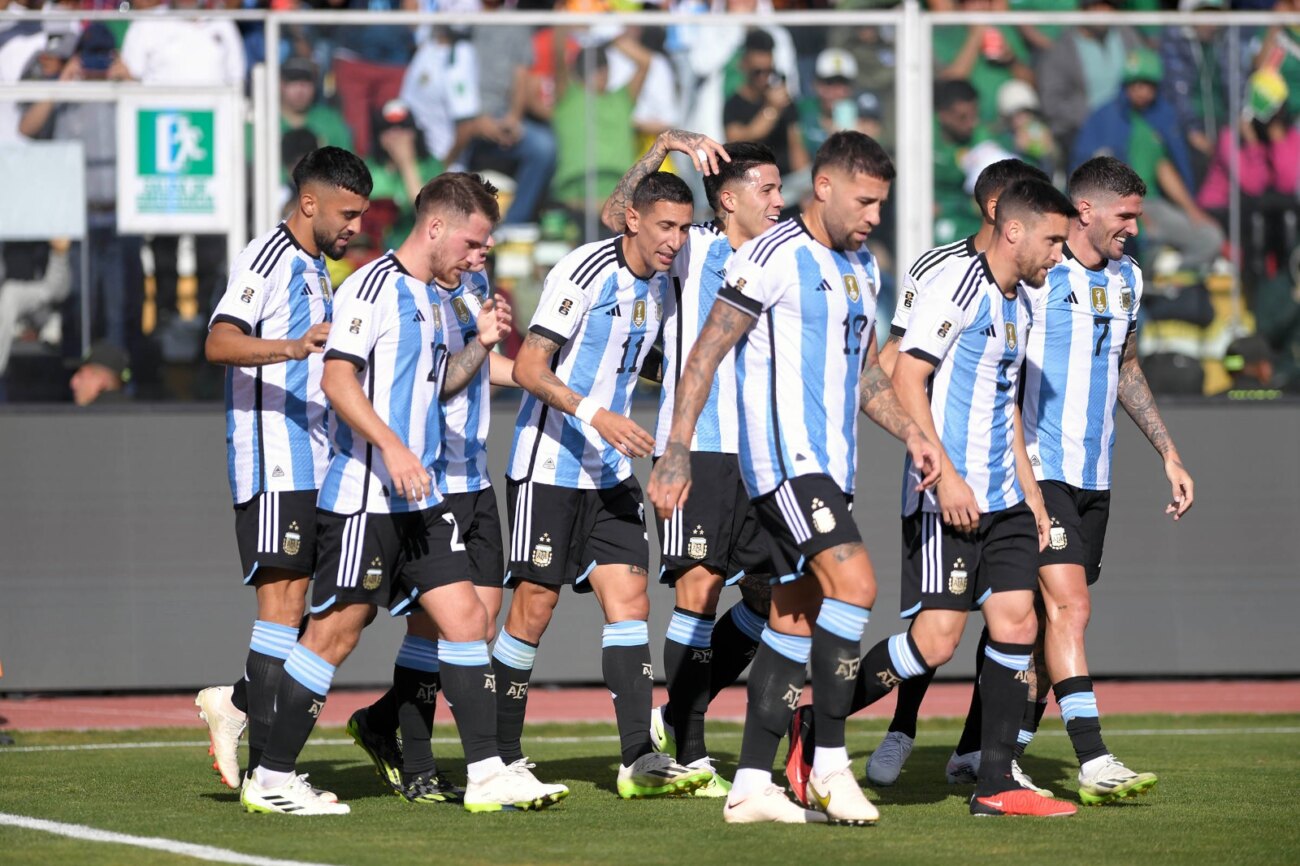 Argentina, sin despeinarse, consigue una victoria contundente ante Bolivia
