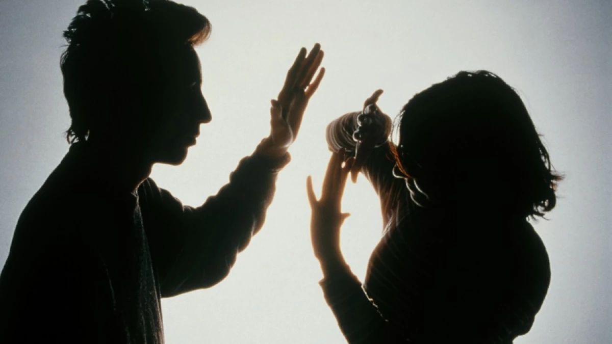 Maltrató físicamente a su concubina y luego quedó inconsciente al golpear la cabeza por el sofá Maltrató físicamente a su concubina y luego quedó inconsciente al golpear la cabeza por el sofá