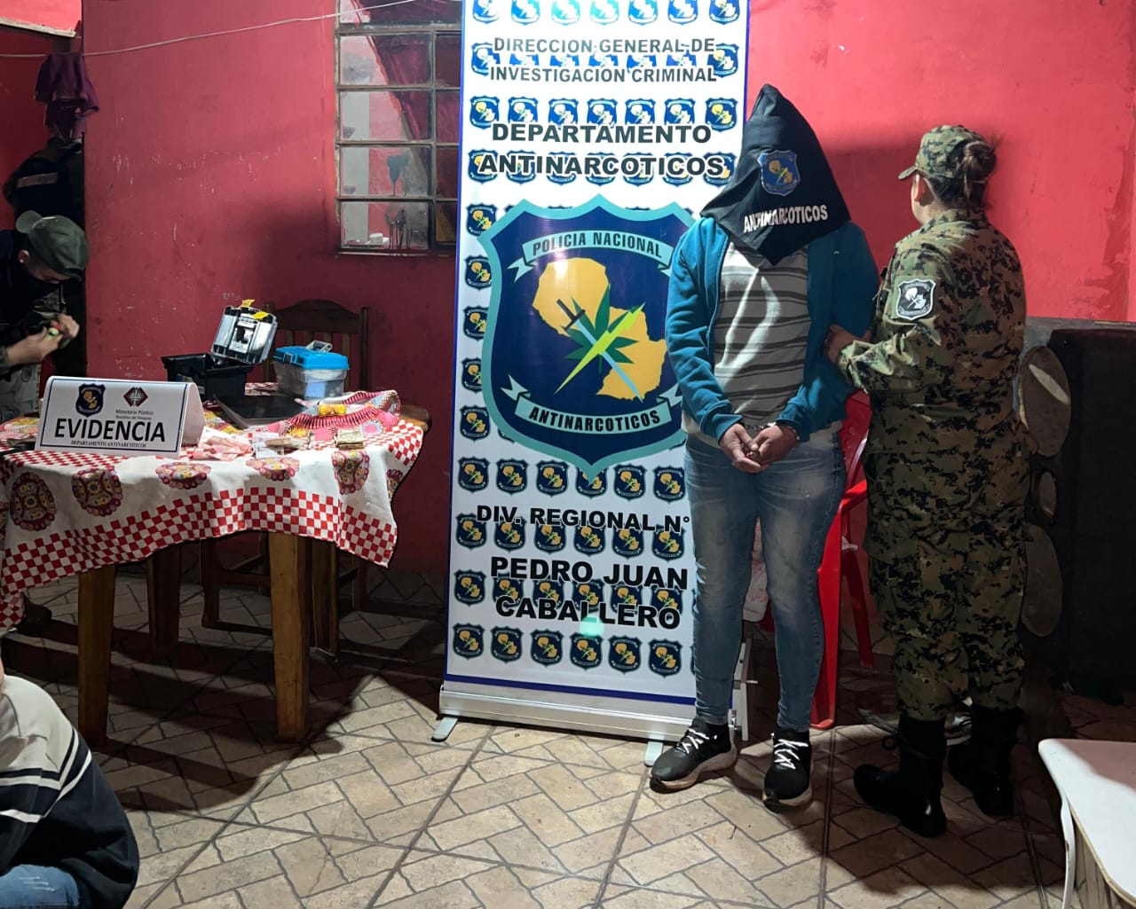 Joven es detenida con pequeñas porciones de droga en el barrio General Genes Joven es detenida con pequeñas porciones de droga en el barrio General Genes