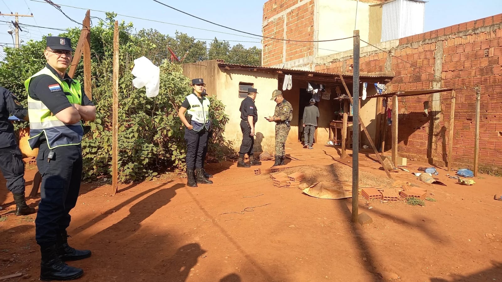 Anciano ataca con machetillo a agentes durante un desalojo en Pedro Juan Caballero Anciano ataca con machetillo a agentes durante un desalojo en Pedro Juan Caballero