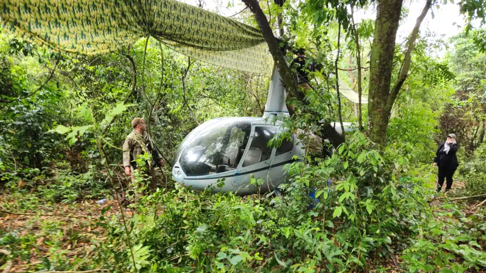 Amambay: Senad incauta helicóptero narco y armamentos en zona boscosa Amambay: Senad incauta helicóptero narco y armamentos en zona boscosa