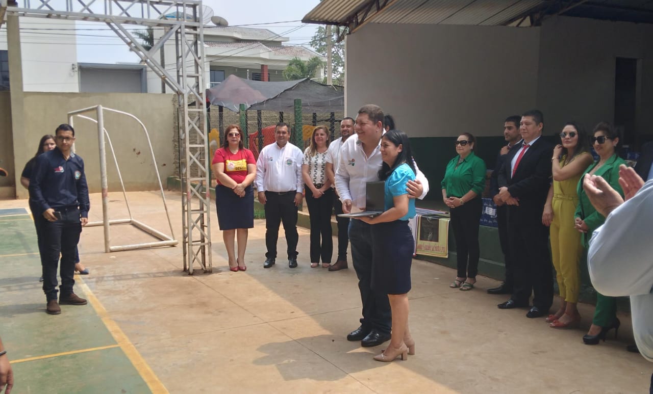 Gobernador Juancho Acosta sigue con entrega de notebooks para escuelas del Amambay Gobernador Juancho Acosta sigue con entrega de notebooks para escuelas del Amambay