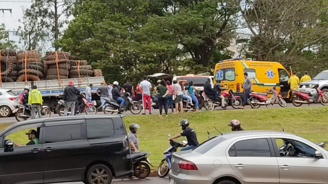 PJC: Motociclista chocó por un camión estacionado sobre la Ruta PY05 y quedó con lesiones PJC: Motociclista chocó por un camión estacionado sobre la Ruta PY05 y quedó con lesiones