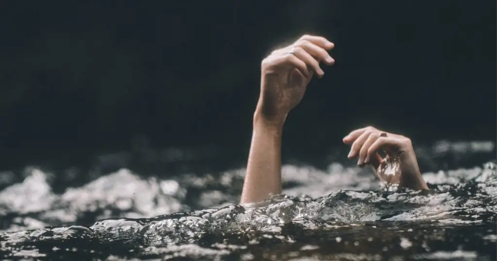 Hallan muerto a un joven en un arroyo en Capitán Bado Hallan muerto a un joven en un arroyo en Capitán Bado