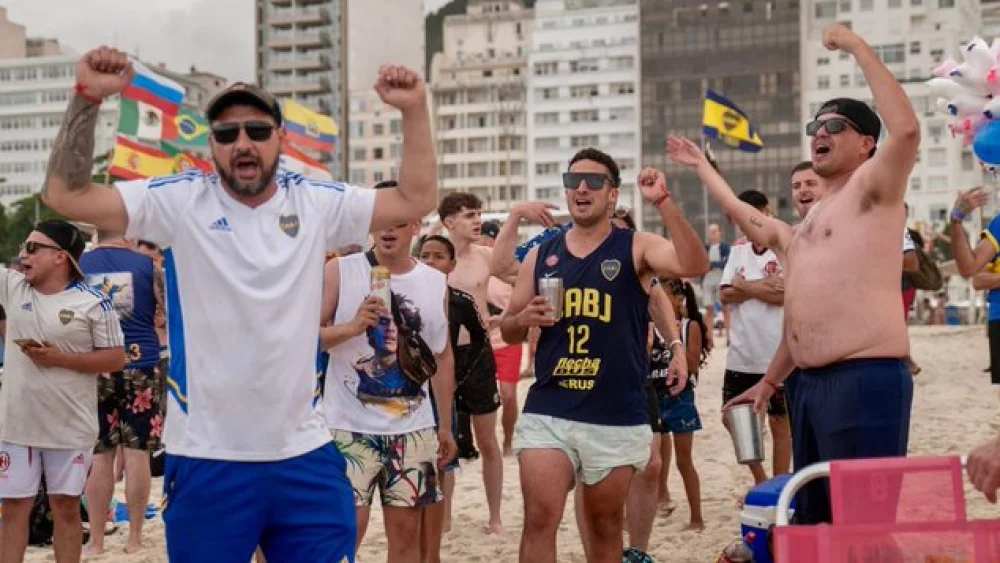 Hinchas de Boca Juniors se toman la playa de Copacabana y son expulsados a la fuerza