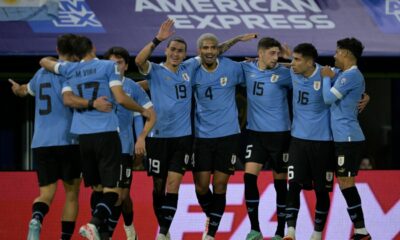 Uruguay, con Bielsa a la cabeza, asesta un ‘Bombonerazo’