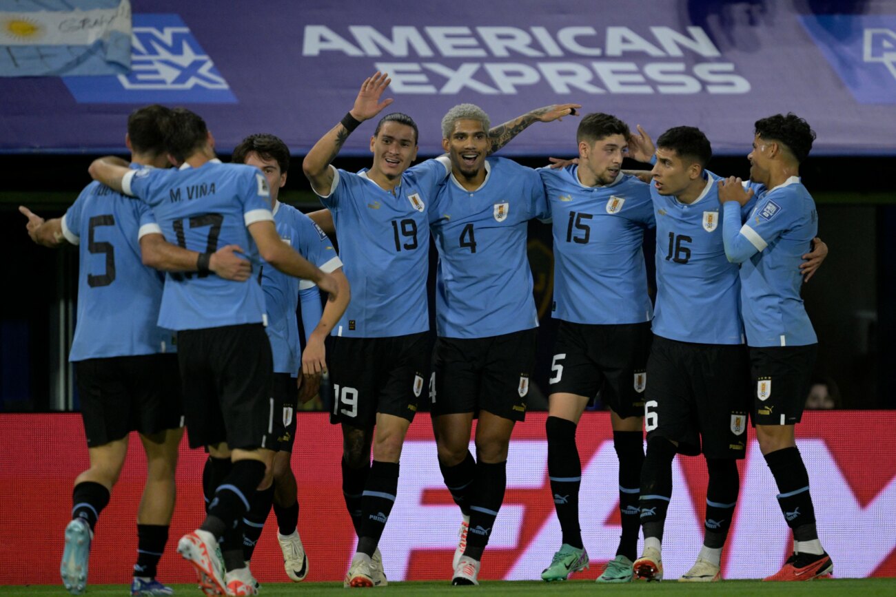 Uruguay, con Bielsa a la cabeza, asesta un ‘Bombonerazo’