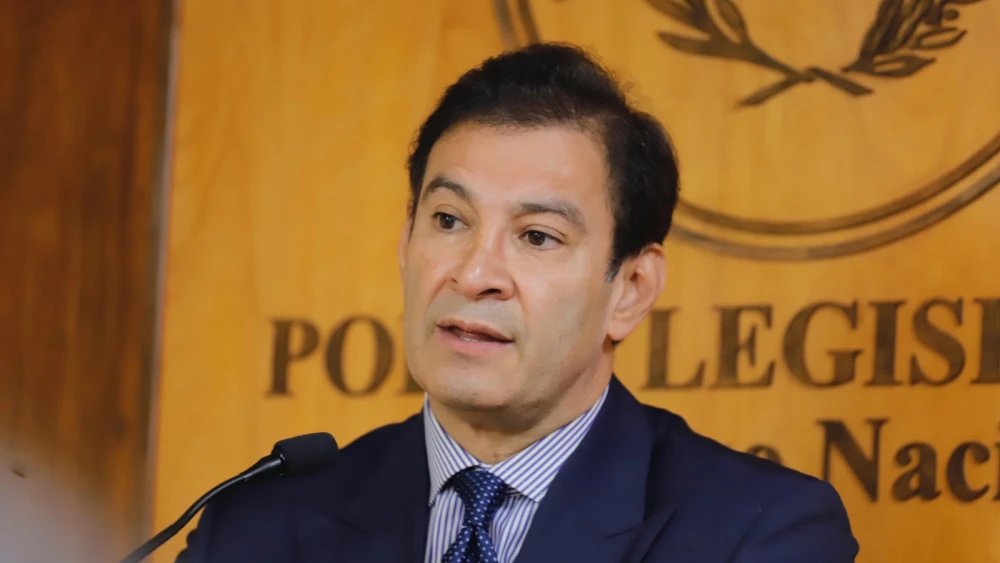 Abogada denuncia a Beto Ovelar tras contratación de su hijo en el Congreso