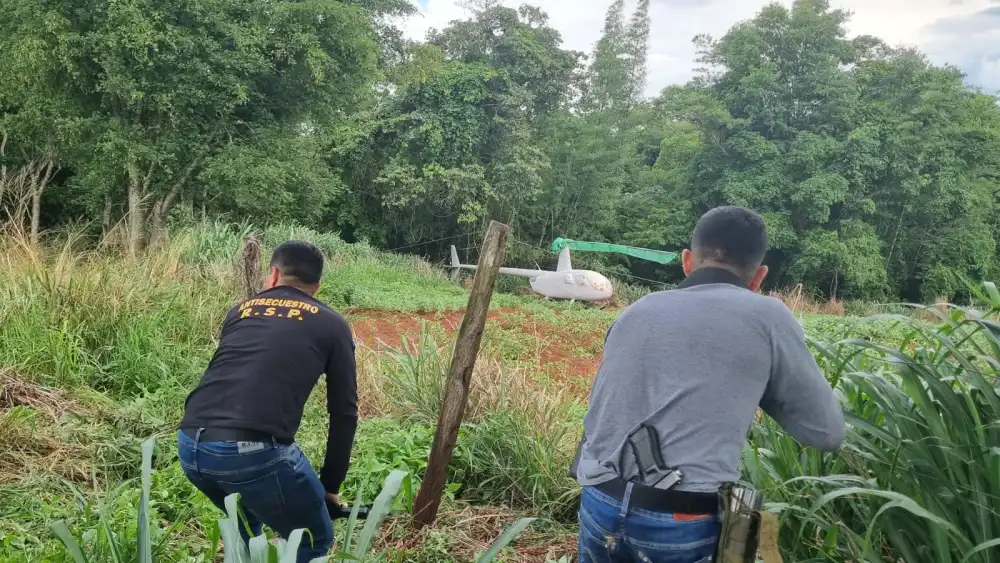 Recuperan en Capitán Bado helicóptero robado en Brasil Recuperan en Capitán Bado helicóptero robado en Brasil
