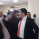 Video: Senador agrede a periodista para evadir consulta sobre Operación Dakovo