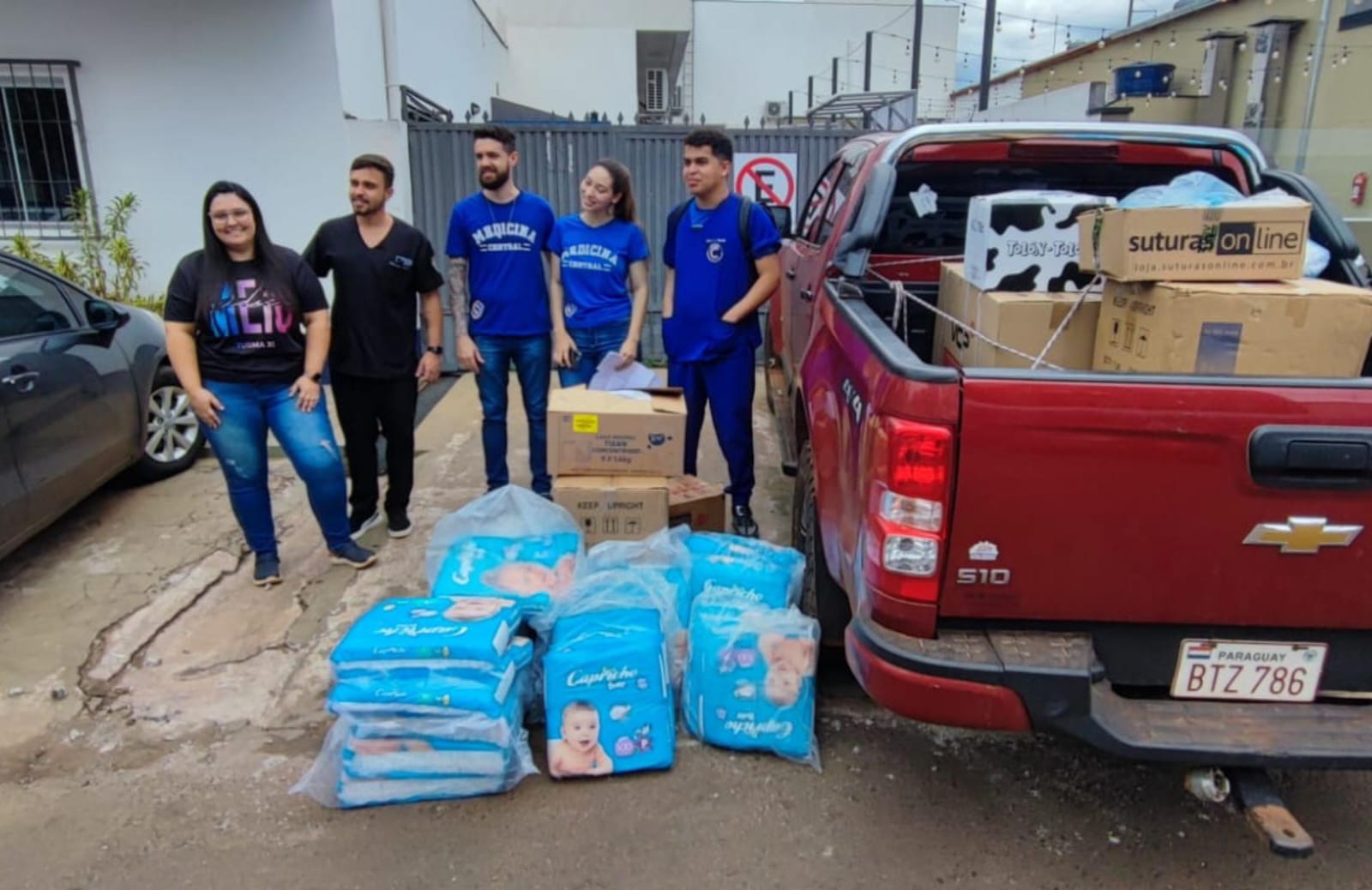 Alumnos de Medicina de la UCP de PJC, donan insumos al Hospital Regional de Boquerón Alumnos de Medicina de la UCP de PJC, donan insumos al Hospital Regional de Boquerón