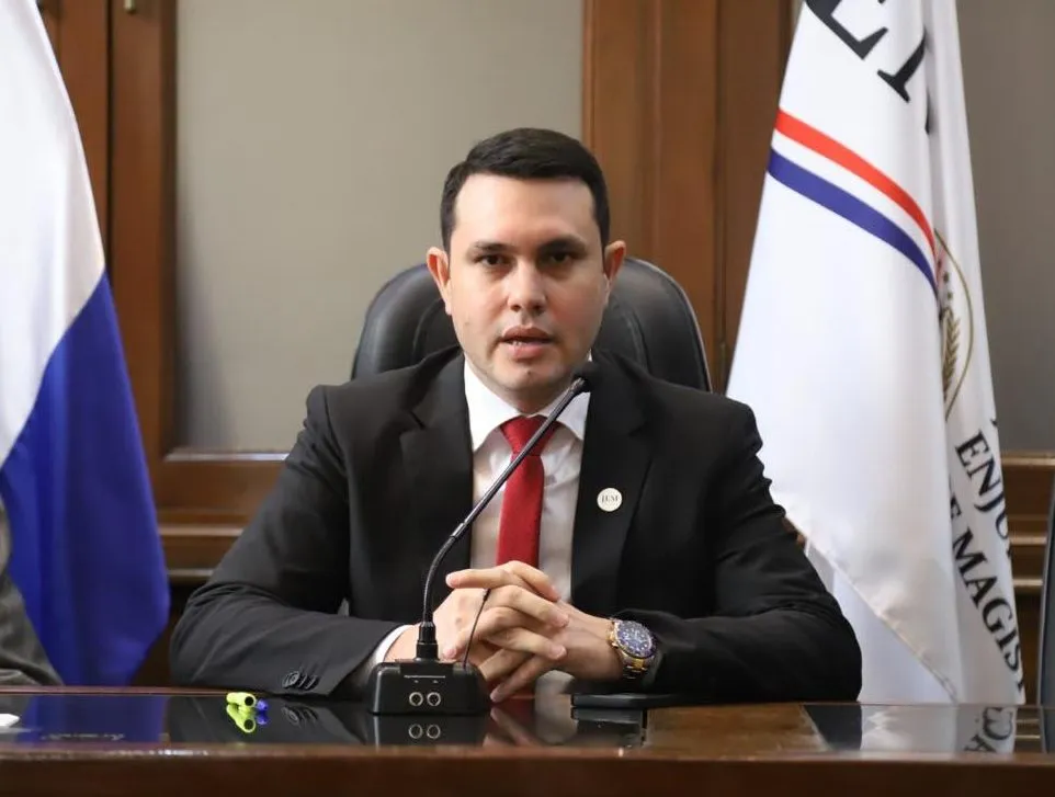 El senador Hernán Rivas se niega a dar pruebas de su título de abogado