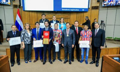 Senado rinde homenaje a la delegación paraguaya de fútbol de salón por obtener el campeonato mundial