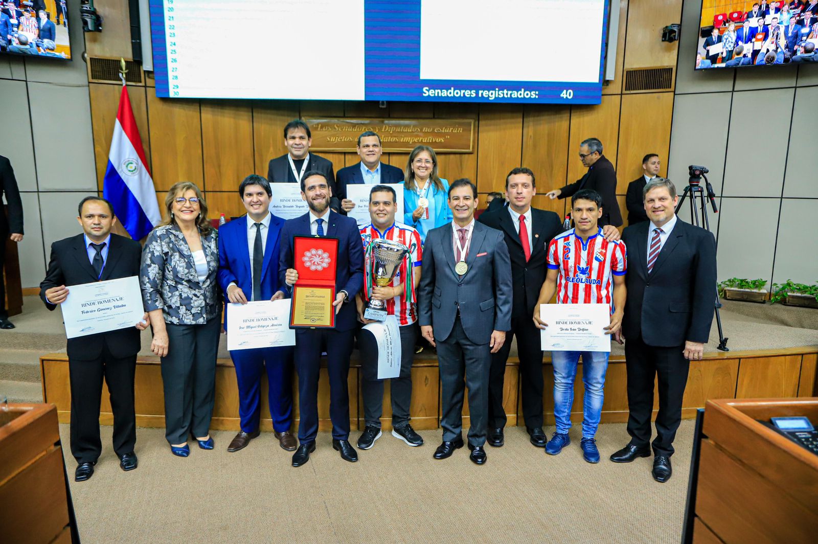Senado rinde homenaje a la delegación paraguaya de fútbol de salón por obtener el campeonato mundial
