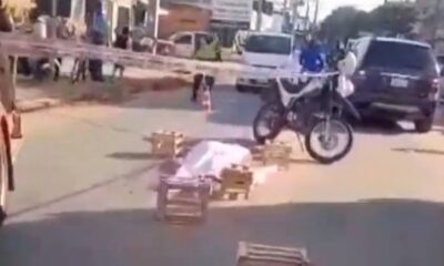 Pasajera de motobolt muere aplastada por un camión