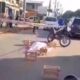 Pasajera de motobolt muere aplastada por un camión