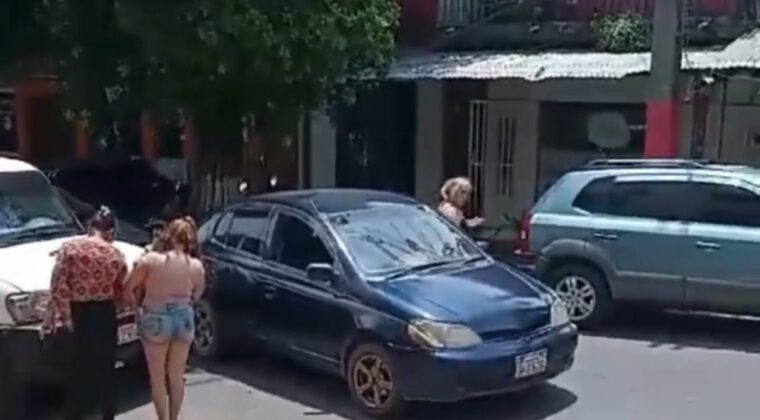 Fuerte discusión en Ñemby, dos mujeres a los golpes y un bebé cayendo al asfalto