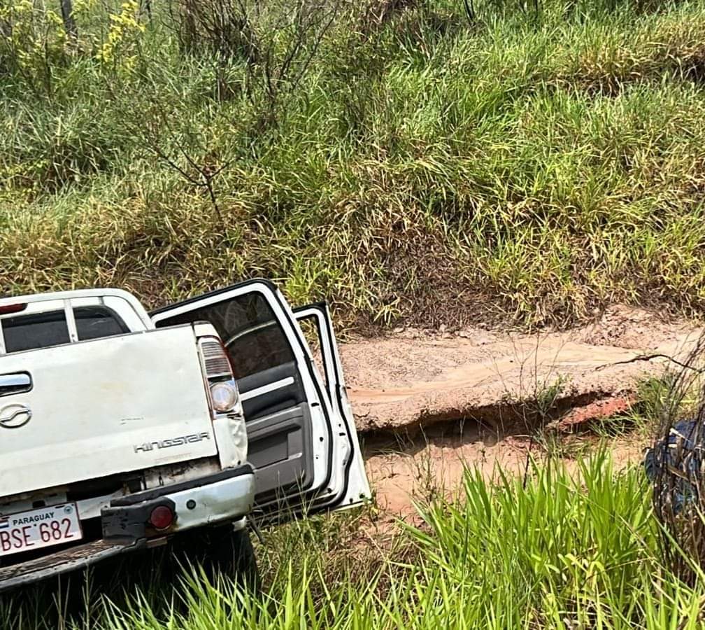 Sube a dos los fallecidos en caída de camioneta al costado de una ruta en Bella Vista Sube a dos los fallecidos en caída de camioneta al costado de una ruta en Bella Vista