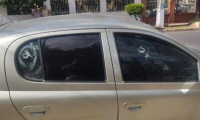 Desconocidos atacan a balazos un vehículo en Asunción