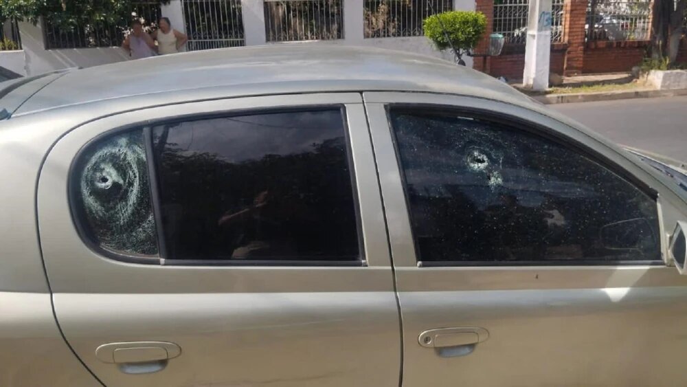 Desconocidos atacan a balazos un vehículo en Asunción