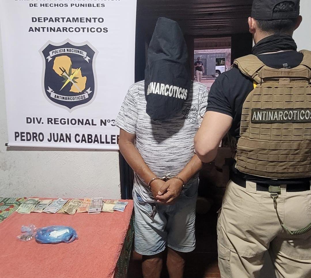 PJC: Antinarcóticos detiene a un hombre por microtráfico en el barrio Bernardino Caballero PJC: Antinarcóticos detiene a un hombre por microtráfico en el barrio Bernardino Caballero