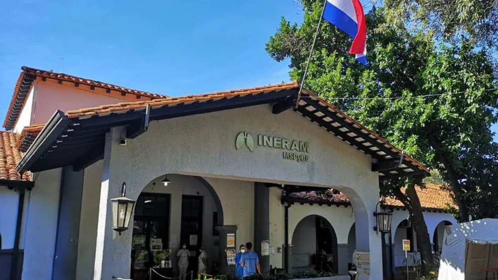 Cielorraso del Ineram cede ante humedad y cae al lado de un paciente en Terapia