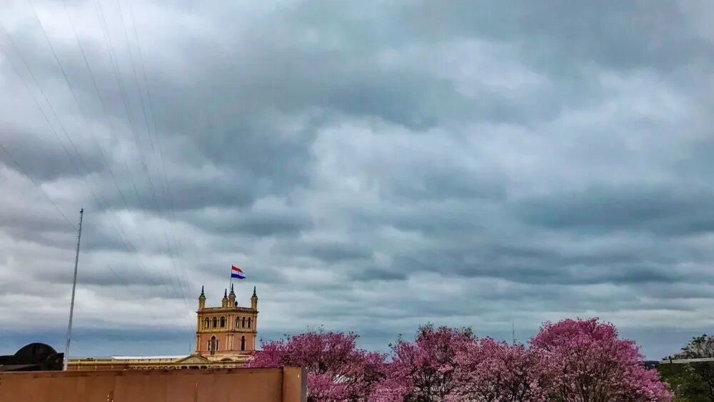 Martes caluroso, húmedo, con lluvias dispersas y tormentas en el Norte