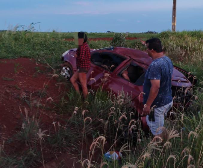 Zanja Pytã: Automóvil con cuatro ocupantes volcó en un camino vecinal de Fortuna Guazú Zanja Pytã: Automóvil con cuatro ocupantes volcó en un camino vecinal de Fortuna Guazú
