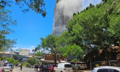 Intenso trabajo de bomberos para controlar el incendio en un edificio de CDE
