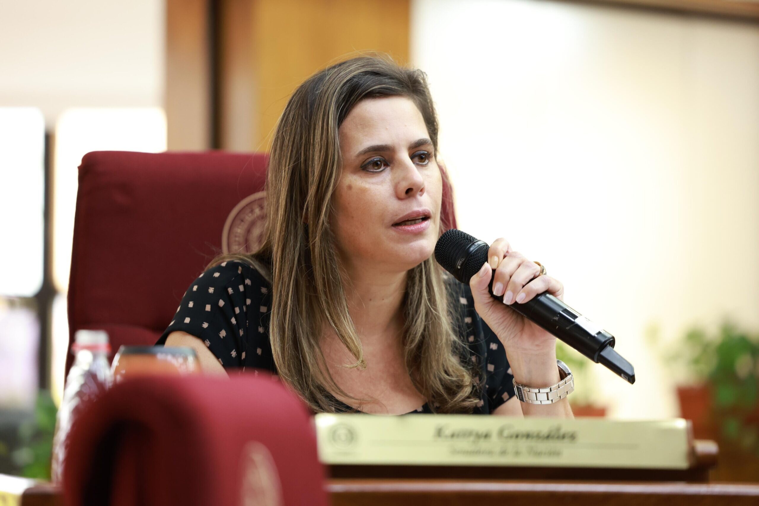 Senadores cartistas concretan el golpe y expulsan a Kattya González