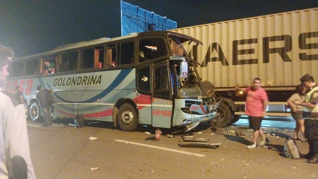 Grave accidente entre bus y camión deja 13 heridos