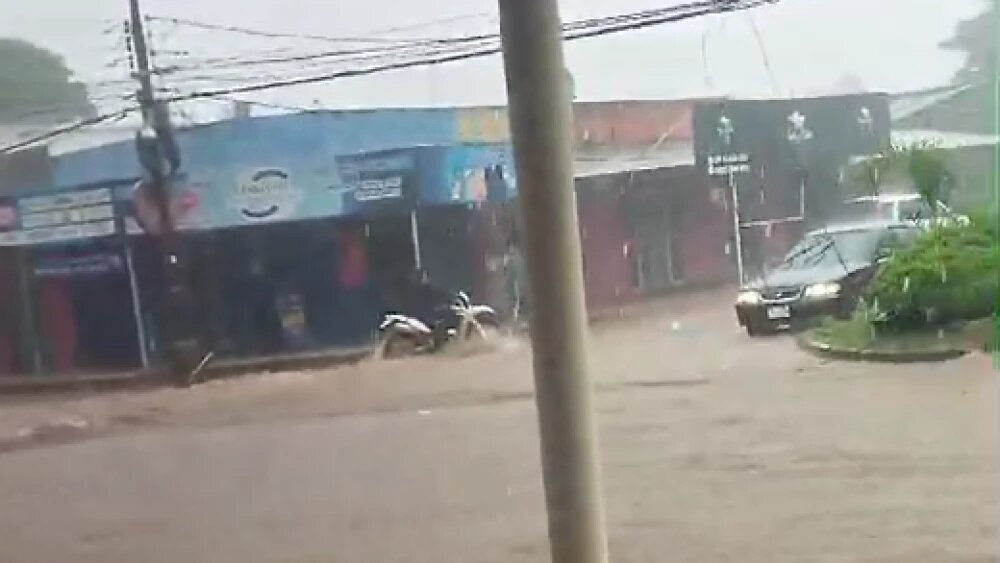 Torrenciales lluvias provocan peligrosos raudales en Pedro Juan Caballero Torrenciales lluvias provocan peligrosos raudales en Pedro Juan Caballero