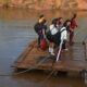 Docentes y alumnos cruzan el río en una improvisada balsa para dar clases en Amambay