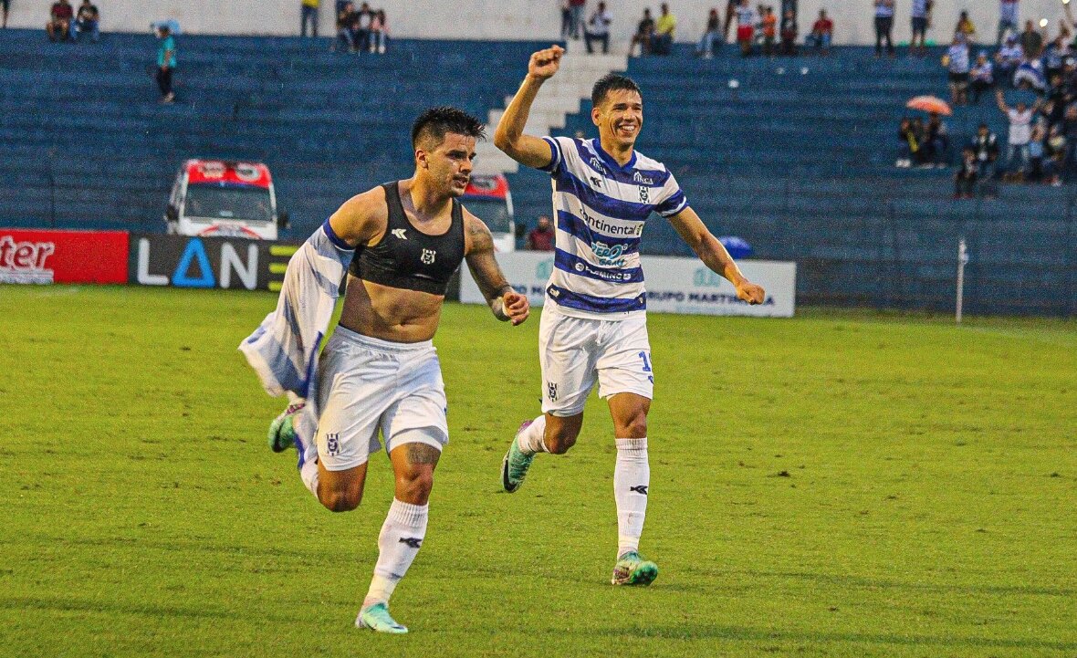 ¡Golazo! Brahian Ayala resolvió a lo Roberto Carlos