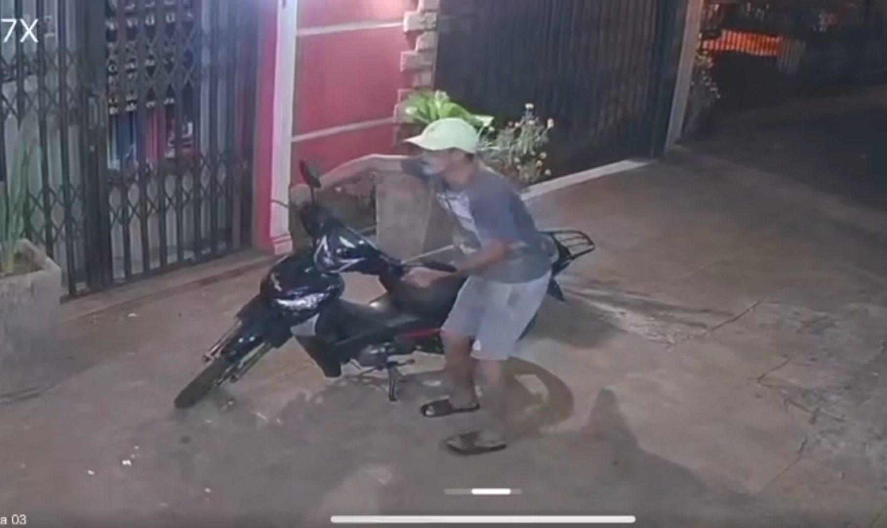 PJC: Vídeo capta a un individuo hurtando una motocicleta frente a una vivienda del barrio Guaraní PJC: Vídeo capta a un individuo hurtando una motocicleta frente a una vivienda del barrio Guaraní