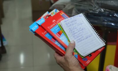 Encargado de empaquetar kits escolares, detenido por robar útiles